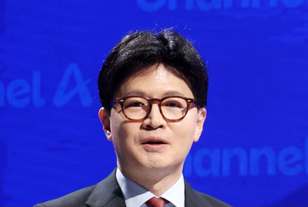 지난 25일 종로 동아미디어센터 채널A 오픈스튜디오에서 국민의힘 대선 2차 경선 진출자인 한동훈 후보가 토론장에서 방송 시작을 기다리고 있다. /국회사진기자단
