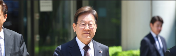 더불어민주당 이재명 대선 후보가 29일 서울 서초구 서울중앙지방법원에서 열린 '대장동 배임ㆍ성남FC 뇌물' 1심 속행 공판이 끝난 뒤 법원을 나서고 있다. /사진=연합뉴스