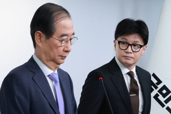 2024년 12월 8일 한덕수 당시 국무총리와 국민의힘 한동훈 대표가 서울 여의도 국민의힘 당사에서 비상계엄 이후 국정 수습 방안을 담은 공동 담화문 발표를 준비하고 있다. /사진=연합뉴스