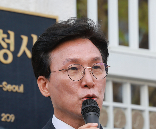 더불어민주당 김민석 최고위원이 지난 17일 서울 종로구 정부서울청사 앞에서 한덕수 대통령 권한대행 국무총리가 미국의 관세 부과 조치와 관련해 협상에 임해서는 안 된다고 주장하며 1인 시위와 기자회견을 하고 있다. /사진=연합뉴스