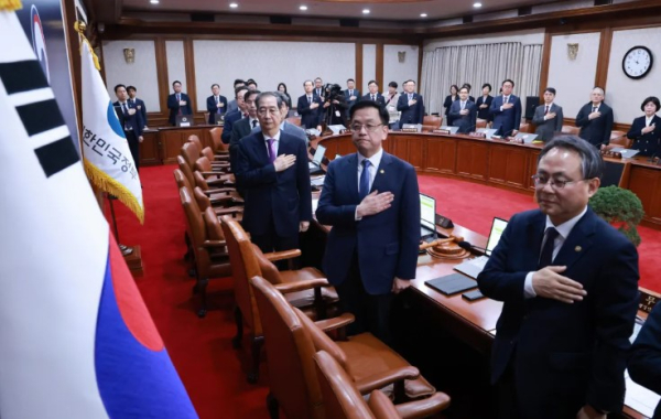 지난 3월 25일 당시 한덕수 대통령 권한대행 겸 국무총리와 국무위원들이 정부서울청사에서 열린 국무회의에서 국기에 대한 경례를 하고 있다. /사진=연합뉴스