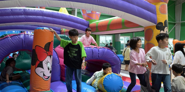 최근 들어 어린이날 선물 풍속도가 달라지고 있다. 예전처럼 장난감이나 완구를 사주는 대신 가족이 함께 참여할 수 있는 체험 활동에 지갑을 여는 부모들이 늘고 있다 / 사진 = 연합뉴스