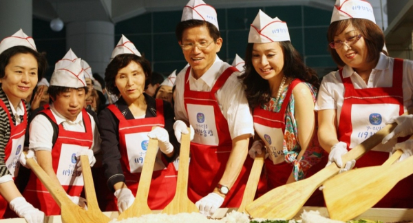 지난 2010년 7월 1일 김문수 당시 경기도지사가 경기 의정부시 가능역에서 지역 노인들에게 무료 배식봉사를 하기 위해 비빔밥을 만들고 있는 모습. /사진 =연합뉴스