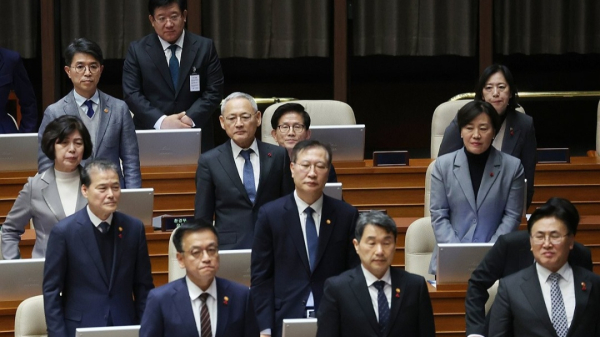 지난해 12월 11일 김문수 당시 고용노동부 장관이 국회 본회의에서 진행된 '윤석열 대통령 위헌적 비상계엄 선포 내란행위 관련 긴급현안질문'에서 더불어민주당 서영교 의원의 사과요구를 거부한 채 다른 국무위원들과 달리 자리에 앉아 있는 모습. /사진=연합뉴스
