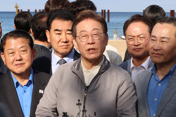 더불어민주당 이재명 대선 후보가 '골목골목 경청투어' 사흘째인 3일 강원도 삼척해수욕장을 찾아 도민들을 만난 뒤 국민의힘 김문수 대선 후보 선출과 관련한 취재진 질문에 답하고 있다. /사진=연합뉴스