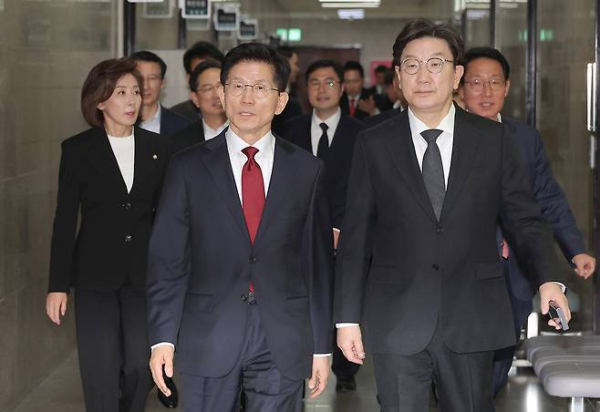 국민의힘 김문수 대선 후보가 4일 국회에서 열린 당 선거대책위원회 회의에 참석하고 있다. /사진=연합뉴스