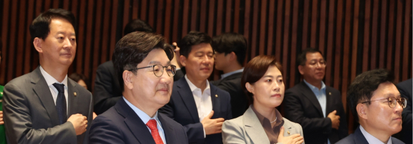 국민의힘 권성동 원내대표를 비롯한 의원들이 24일 서울 여의도 국회에서 열린 의원총회에서 국기에 경례하고 있다. /사진=연합뉴스