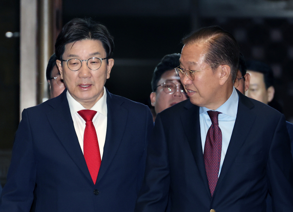 국민의힘 권영세 비상대책위원장과 권성동 원내대표가 5일 서울 여의도 국회에서 열린 의원총회에 참석하고 있다. /사진=연합뉴스