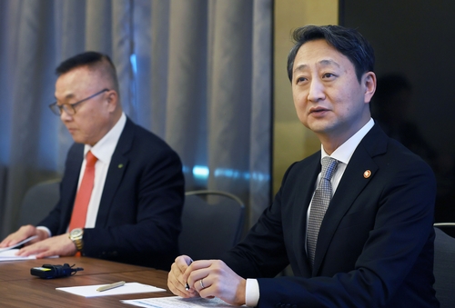 체코 프라하에서 기자 간담회 진행하는 안덕근 산업통상자원부 장관./사진=산업통상자원부