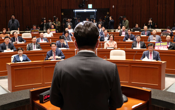 국민의힘 권성동 원내대표가 7일 서울 여의도 국회에서 열린 의원총회에서 대선 후보 단일화에 대해 "오늘 두 분이 단일화 로드맵을 확정 지어 줄 것을 간곡히, 간곡히 엎드려 부탁드린다"고 말하고 있다. /사진=연합뉴스