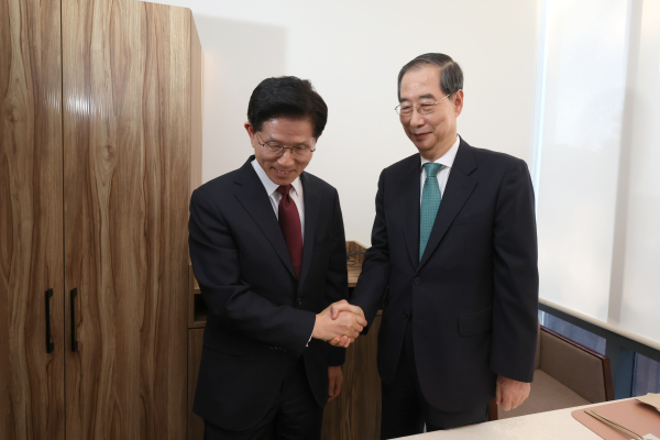 국민의힘 김문수 대선후보(왼쪽)와 무소속 한덕수 대선 예비후보가 7일 서울 종로구의 한 식당에서 후보 단일화 관련 회동을 하기 전 악수하고 있다. /사진=공동취재단