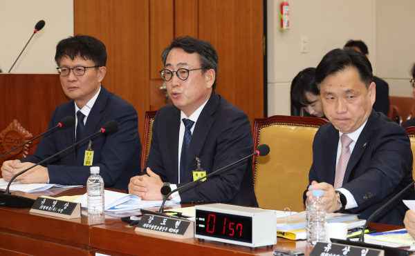 8일 국회 과학기술정보방송통신위원회 전체회의에서 열린 SK텔레콤 유심 해킹 사건 청문회에서 유영상 SK텔레콤 대표이사 사장이 의원 질의에 답하고 있다./사진=연합뉴스