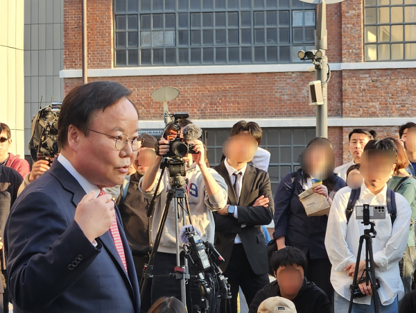 지난 7일 두레 국립현대미술관 서울점에서 단일화 협상에 나선 후 김문수 국민의힘 후보 캠프 김재원 비서실장이 브리핑을 진행했다. /사진= 김희선 기자