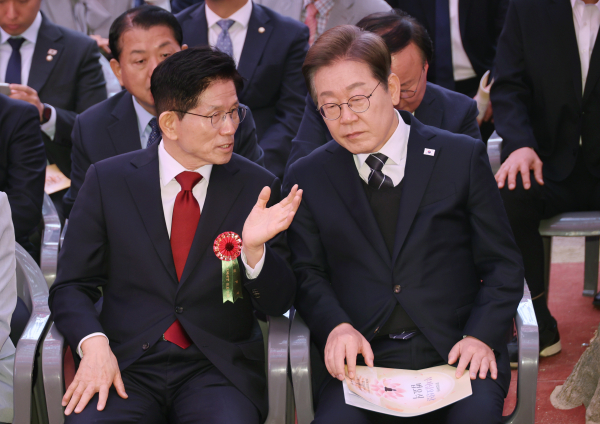 더불어민주당 이재명 대선 후보(오른쪽)와 국민의힘 김문수 대선 후보가 5일 서울 종로구 조계사에서 열린 불기 2569년 부처님오신날 봉축법요식에 참석해 대화하고 있다. /사진=연합뉴스