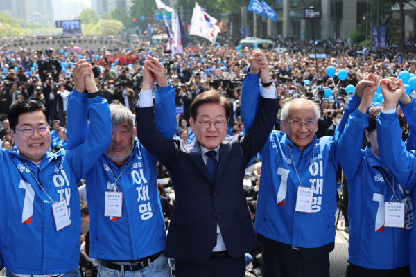 더불어민주당 이재명 대선 후보(가운데)와 박찬대·윤여준 상임 총괄선대위원장을 비롯한 선대위원장들이 6·3 대통령선거 공식 선거운동 첫날인 5월 12일 서울 청계광장에서 열린 중앙선거대책위원회 출정식에서 두 팔을 들어 올리며 시민들에게 인사하고 있다. /사진=연합뉴스