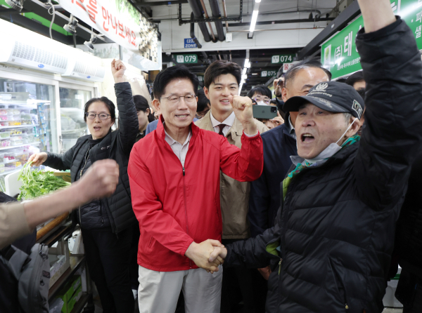제21대 대통령 선거 공식 선거운동 첫날인 12일 국민의힘 김문수 대선 후보가 서울 송파구 가락시장을 찾아 상인들과 인사하고 있다. /사진=연합뉴스