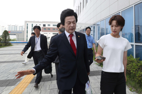 지난 2024년 7월 12일 본인이 운영하는 종교시설 '하늘궁'의 여성 신도들로부터 성추행 혐의 고소당한 허경영 국가혁명당 명예대표(가운데)가 경찰 조사를 받기 위해 경기북부경찰청에 출석하고 있다. /사진=연합뉴스