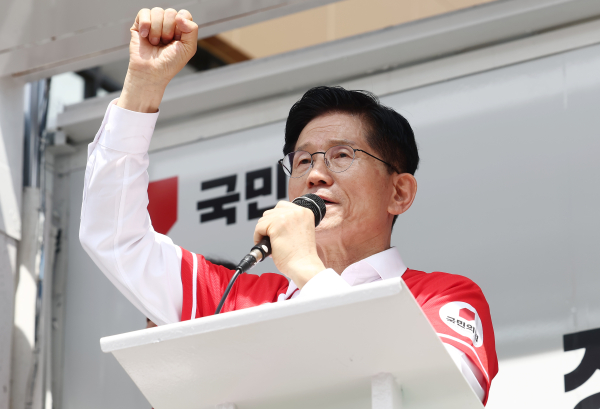 국민의힘 김문수 대선 후보가 13일 울산 남구신정시장 인근에서 유세를 하고 있다. /사진=연합뉴스