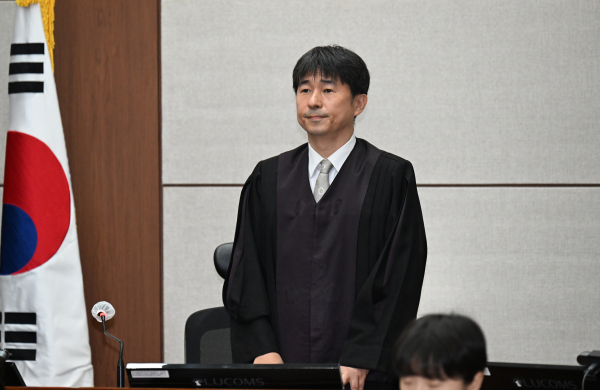 지귀연 부장판사가 21일 서울 서초동 서울중앙지법에서 열린 윤석열 전 대통령 내란 우두머리 혐의 형사재판 2차 공판에서 인사하고 있다. /사진=공동취재단