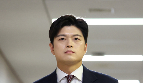 국민의힘 비상대책위원장으로 임명된 김용태 의원이 15일 국회에서 기자회견을 하기 위해 회견장으로 이동하고 있다. /사진=연합뉴스
