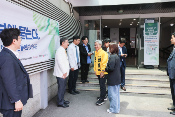 지난 5월 14일 국립중앙의료원에서 개최된 민주노동당 보건의료·노동공약 토론회에서 권영국 후보가 관계자들과 인사를 하고 있다. /사진=민주노동당 제공