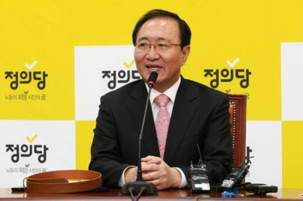 심상정 의원이 대선 출마를 선언한 가운데, 노회찬 의원은 대선 불출마를 선언했다.노회찬 정의당 의원이 대통령 선거 불출마를 선언했다.19일 노 의원은 입장문을 통해 "저는 이번 제19대 대선에서 정의당 대선 후보를 최대한 도와, 정의당이 진보정치 발전과 민주적이고 진보적인 정권교체에 큰 역할을 할 수 있도록 노력하겠다"고 말했다.