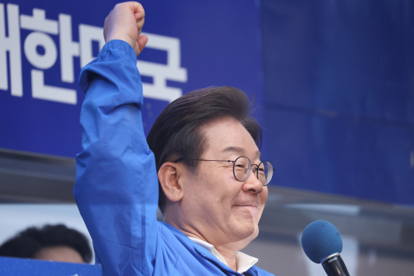 더불어민주당 이재명 대선후보가 지난 15일 전남 순천시 연향동 패션의 거리에서 열린 유세에서 지지를 호소하며 주먹을 쥐어보이고 있다. /사진=연합뉴스