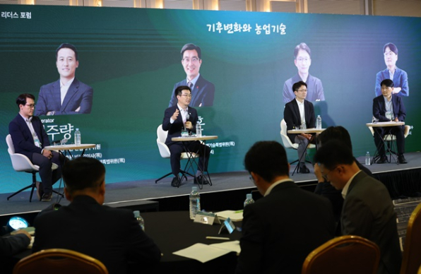 16일 서울 강남구 코엑스에서 열린 '2025 농업과학 리더스 포럼' 토크콘서트에서 이주량 한국과학기술정책연구원 선임연구위원(왼쪽부터), 성제훈 경기도농업기술원장, 최준기 대동에이아이랩 대표, 남재작 한국정밀농업연구소장이 가후변화 연관 정책·연구·현장을 주제로 의견을 나누고 있다 / 사진=농촌진흥청