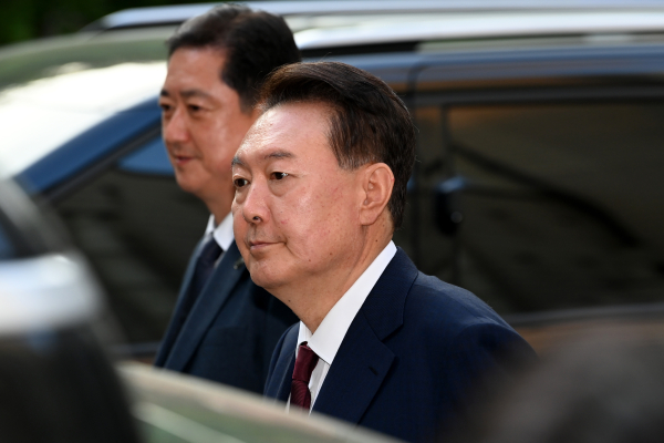 윤석열 전 대통령이 12일 서울 서초구 중앙지방법원에서 열린 내란 우두머리 혐의, 직권남용 권리행사방해 혐의 사건 3차 공판을 마친 뒤 법정을 나서고 있다. /사진=공동취재단