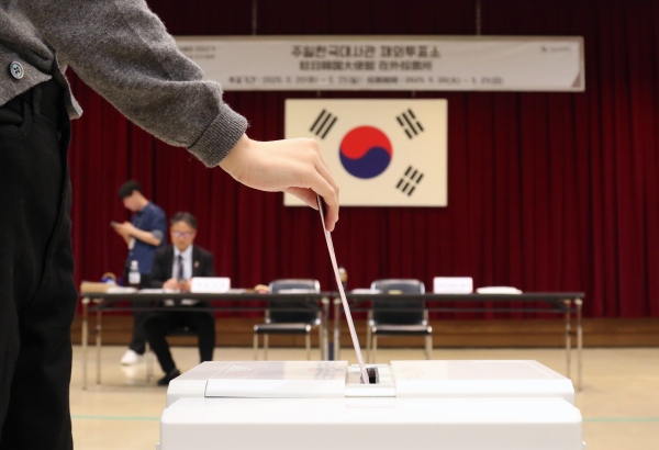 제21대 대통령 선거 재외투표 첫날인 20일 일본 도쿄 미나토구 주일한국대사관에 마련된 재외투표소에서 유권자가 투표함에 투표용지를 넣고 있다. /사진=연합뉴스