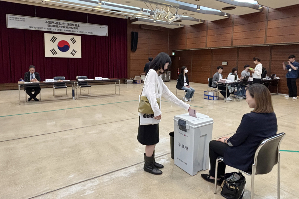 제21대 대통령 선거 재외투표 첫날인 20일 일본 도쿄 미나토구 주일한국대사관에 마련된 재외투표소에서 유권자가 투표함에 투표용지를 넣고 있다. /사진=연합뉴스