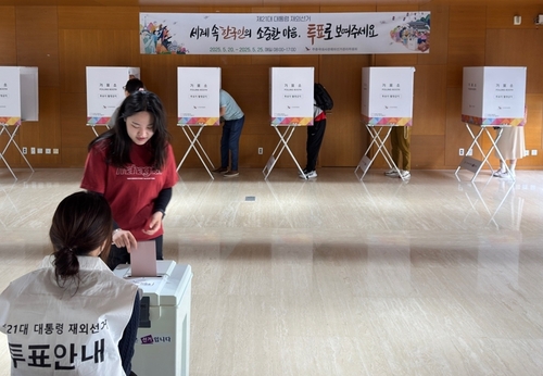 제21대 대통령 선거 재외투표 첫날인 20일 중국 베이징 주중 한국대사관에 설치된 재외투표소에서 유권자가 투표함에 투표용지를 넣고 있다. /사진=연합뉴스