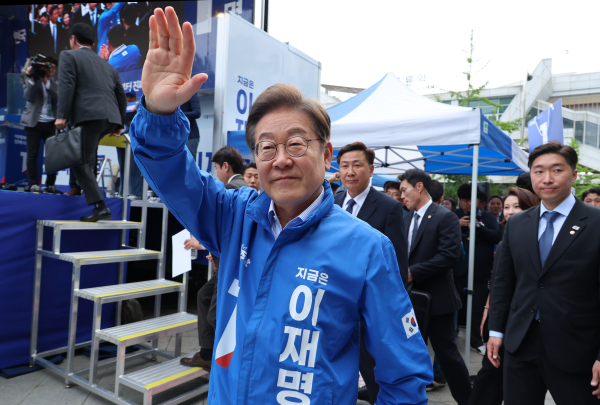 더불어민주당 이재명 대선 후보가 20일 경기 파주시 금릉역 중앙광장에서 열린 유세에서 시민들에게 인사하고 있다. /사진=연합뉴스