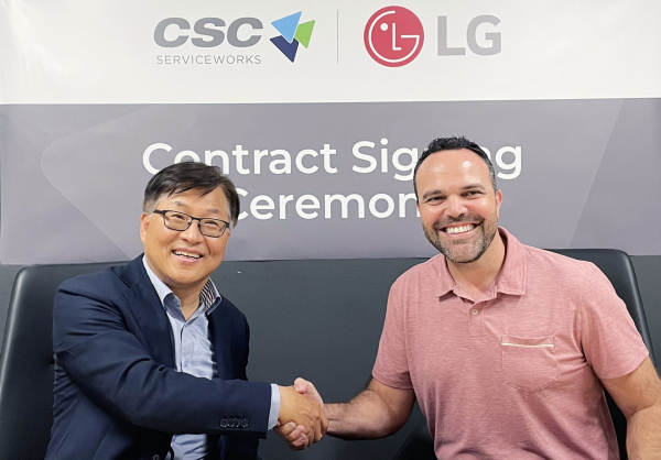 (왼쪽부터)김상용 LG전자 미국법인 HS담당 전무, CSC 로드리고 카스텔라노스(Rodrigo Castellanos) CEO가 악수하고 있다./사진=LG전자