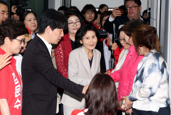 국민의힘 김문수 대선후보 배우자 설난영 여사(가운데)가 21일 서울 여의도 중앙당사에서 열린 정정당당여성본부 필승결의대회에 참석하고 있다. /사진=공동취재