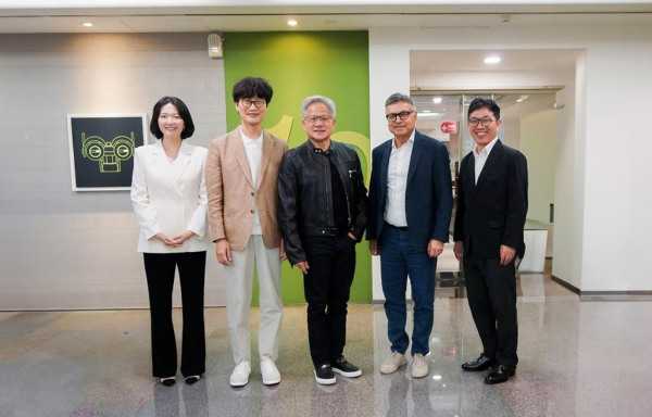 @ (왼쪽부터) 최수연 네이버 대표, 이해진 네이버 이사회 의장, 젠슨 황 엔비디아 최고경영자(CEO), 제이 퓨리 엔비디아 총괄 부사장, 김유원 네이버클라우드 대표. /사진=네이버클라우드