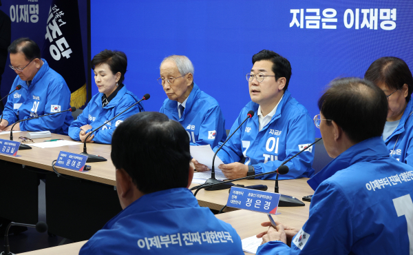 발언하는 박찬대 상임총괄선거대책위원장(서울=연합뉴스) 김주형 기자 = 더불어민주당 박찬대 상임총괄선거대책위원장(왼쪽 네번째)이 26일 서울 여의도 당사에서 열린 중앙선거대책위원회의에서 발언하고 있다. 2025.5.26 kjhpress@yna.co.kr