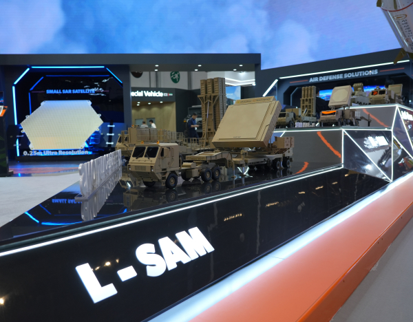 한화시스템이 지난 2월 UAE 아부다비에서 열린 IDEX 2025에 전시한 장거리 지대공 유도무기체계 L-SAM 다기능레이다(MFR)의 모습./사진=김기찬 기자