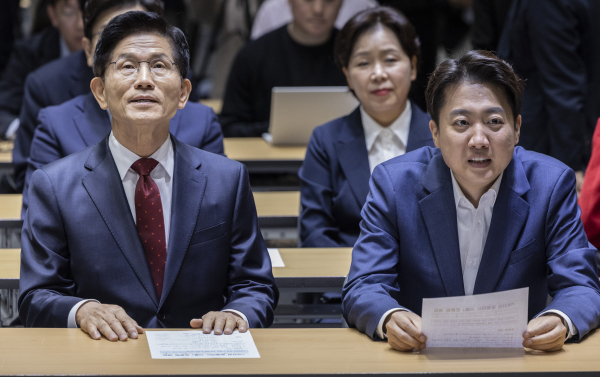 국민의힘 김문수 대선후보와 개혁신당 이준석 대선후보가 지난 5월 19일 서울 중구 서울시청에서 열린 '약자와 동행하는 서울 토론회'에 참석해 오세훈 서울시장의 환영사를 듣고 있다. /사진=연합뉴스