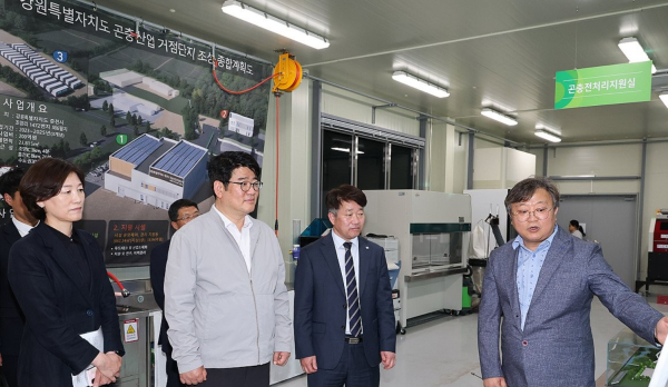 권재한 농촌진흥청장(왼쪽 두번째)이 강원도 춘천시 '그린바이오 곤충산업 거점단지'를 방문해 관계자로부터 곤충 스마트 생산 기반 조성 현황을 듣고 있다. 사진= 농촌진흥청