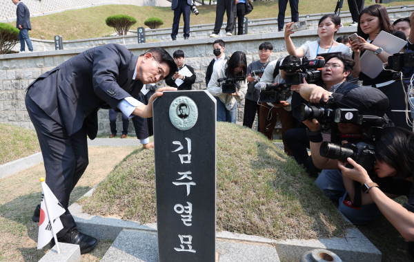 국민의힘 김문수 대선후보가 28일 오전 경남 창원시 마산회원구 국립3.15민주묘지를 방문해 김주열 열사 묘역을 둘러보고 있다. /사진=연합뉴스