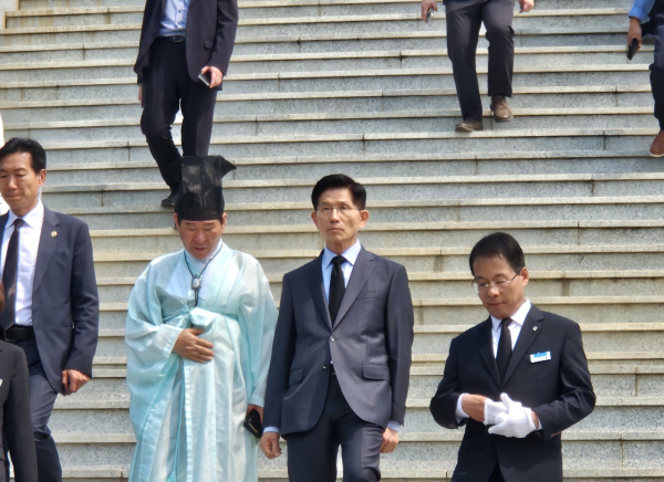 28일 오전 국립 3.15 민주묘지에 참배하고 김문수 국민의힘 대선 후보. /사진=김희선 기자