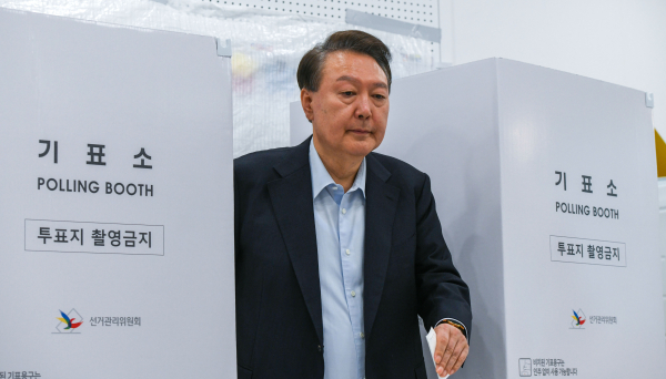 윤석열 전 대통령이 제21대 대통령 선거일인 3일 서울 서초구 원명초등학교에 마련된 서초4동제3투표소에서 기표를 마친 뒤 기표소에서 나오고 있다. /사진=공동취재단