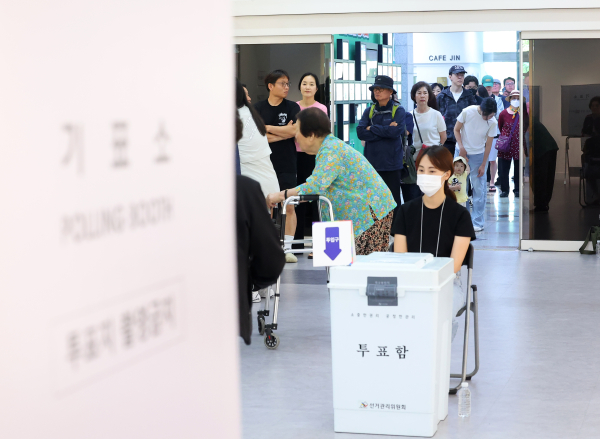 제21대 대통령 선거일인 3일 부산진구청에 마련된 부암 1동 제4투표소에서 유권자들이 소중한 한표를 행사하고 있다. /사진=연합뉴스