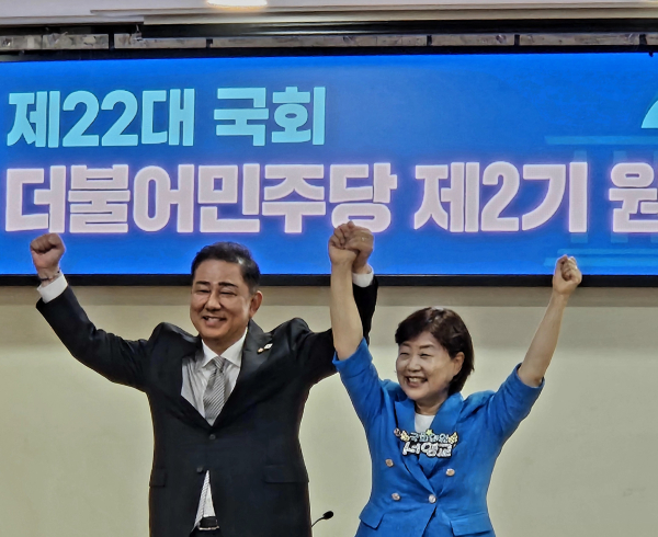 지난 6월 10일 국회의원회관에서 열린 더불어민주당 제2기 원내대표 선출 합동 토론회에 참석한 김병기, 서영교 의원. /사진=김희선 기자