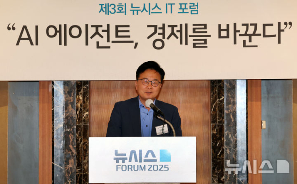 김우영 더불어민주당 의원이 19일 오전 서울 중구 롯데호텔서울에서 열린 제3회 뉴시스 IT 포럼 "AI 에이전트, 경제를 바꾼다"에서 축사를 하고 있다. /사진=뉴시스