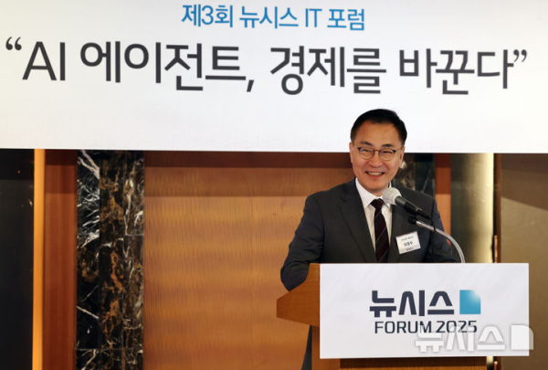 김우영 더불어민주당 의원이 19일 오전 서울 중구 롯데호텔서울에서 열린 제3회 뉴시스 IT 포럼 "AI 에이전트, 경제를 바꾼다"에서 축사를 하고 있다. /사진=뉴시스