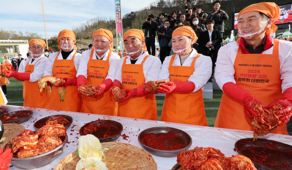 지난해 12월 3일 오후 울산시 남구 문수야구장에서 열린 '2024 국민통합 김장' 행사에서 이상민 행정안전부 장관(왼쪽 세 번째부터), 김두겸 울산시장, 송미령 농림축산식품부 장관 등이 김치를 담그고 있다. 행안부, 농식품부, 울산시가 개최한 이번 행사에는 17개 시도 자원봉사자와 부처 소속 자원봉사자, 농협 및 울산 소재 7개 기업 관계자 등 1천400여명이 참여했다. /사진=연합뉴스