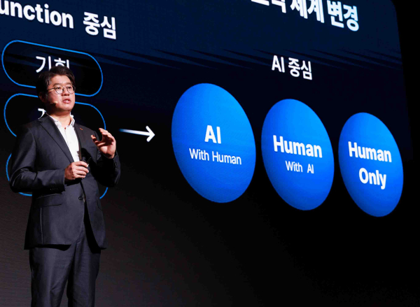 윤풍영 SK AX 사장 'IMAGINE AX 2025' 컨퍼런스 현장에서 발언하고 있다./사진=SK AX