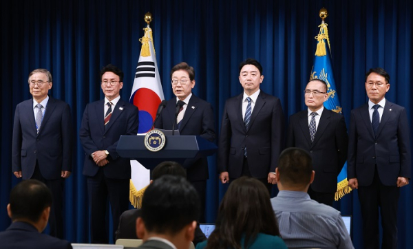 이재명 대통령이 취임 당일인 6월 4일 서울 용산 대통령실 청사에서 열린 새 정부 첫 인사 발표를 하고 있다. 왼쪽부터 이종석 국가정보원장 후보자, 김민석 국무총리 후보자, 이 대통령, 강훈식 대통령비서실장, 위성락 안보실장, 황인권 대통령경호처장. /사진=연합뉴스
